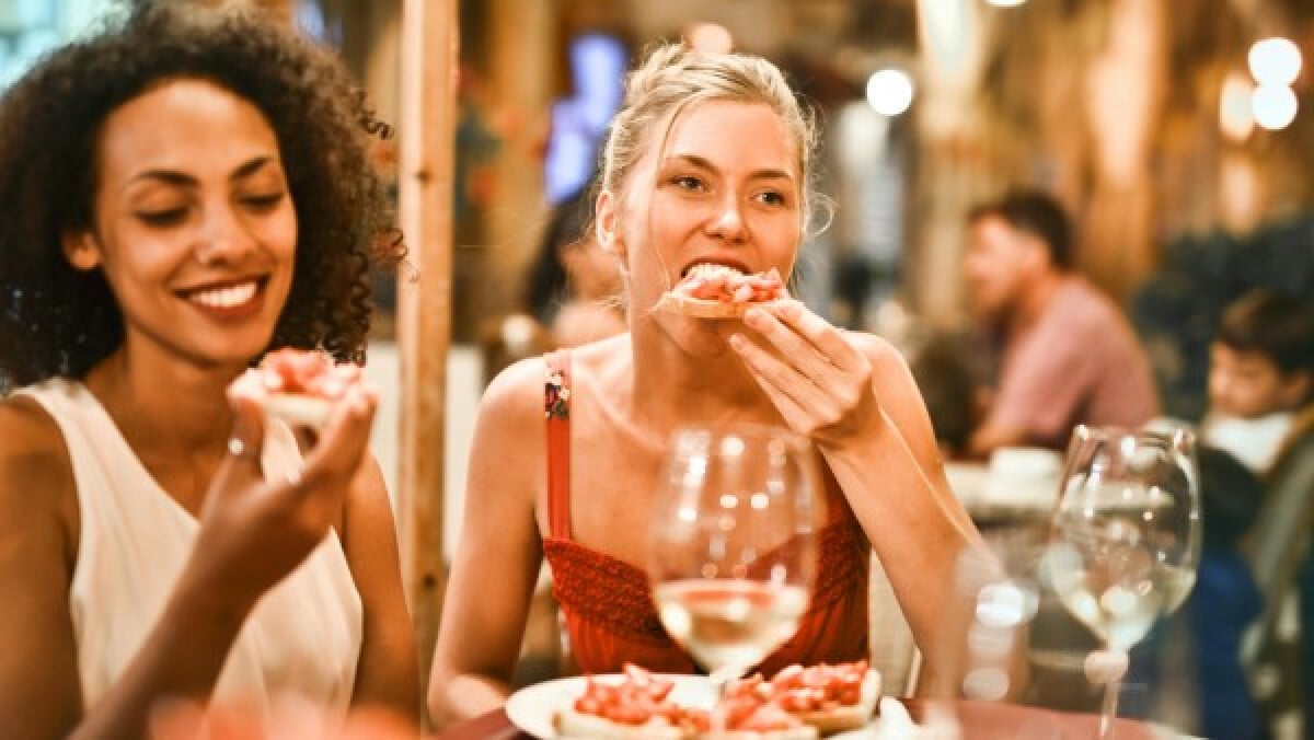 Women eating bruschetta