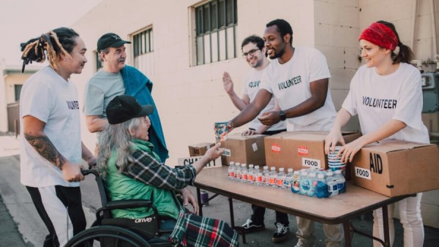 People volunteering